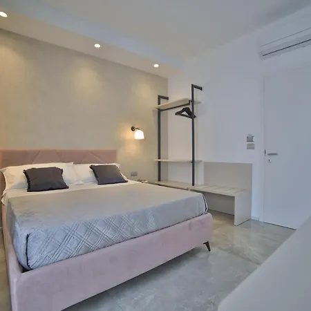 Calaluna Guest house *